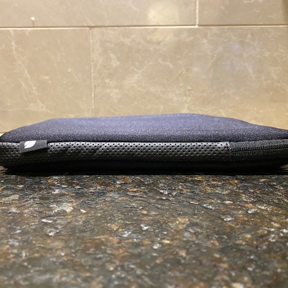 Incase neoprene device protector - Picture 5 of 10